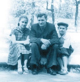 С дочерью Тамарой и сыном Юрием, Петродворец, 1956 год