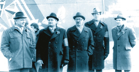 Во главе университетской колонны на ноябрьской демонстрации,1970-е гг.