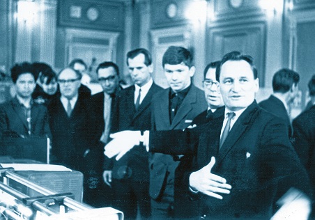 На выставке научных работ студентов ТГУ, конец 1960-х гг.