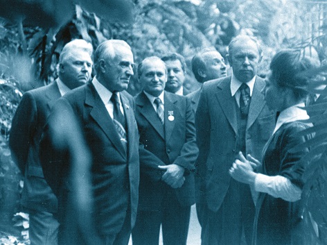 Министр высшего и среднего специального образования СССР В.П. Елютин на экскурсии в Ботаническом саду ТГУ, декабрь 1980 год