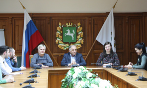 Председатель Томского облизбиркома Э.С. Юсубов на встрече со студентами
