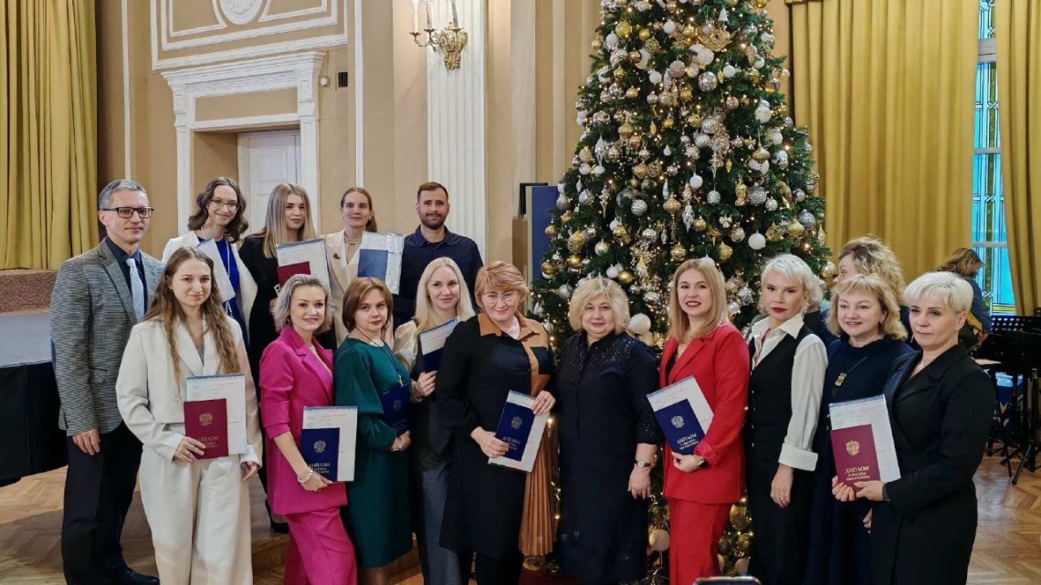 Graduates of Two IEM Programs Receive Diplomas Marking Completion of Studies