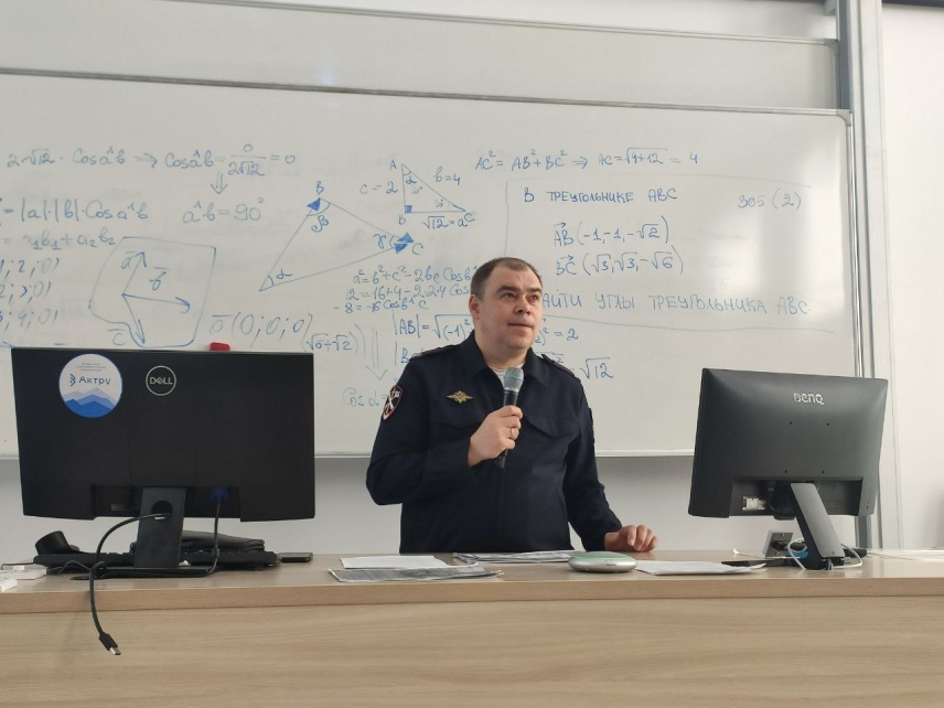 Эксперт УМВД рассказал студентам ИЭМ, как защититься от цифрового мошенничества