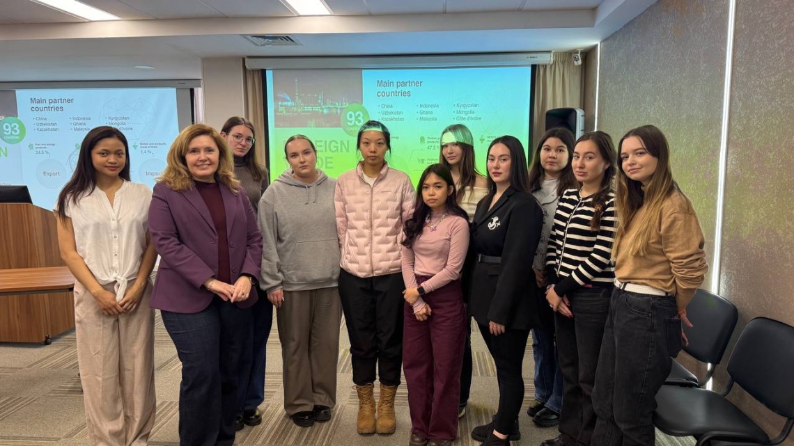 Master's Students of "International Management" Meet with Expert on Foreign Economic Activity of Tomsk Region