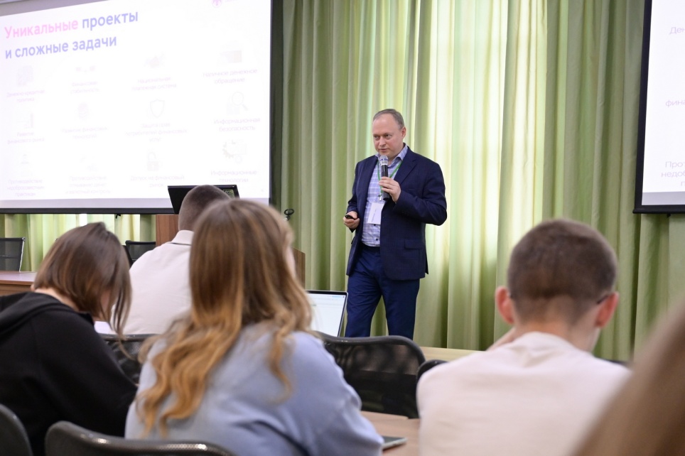 IEM Hosts "Personal Career Path Strategy" Masterclass from the Bank of Russia University