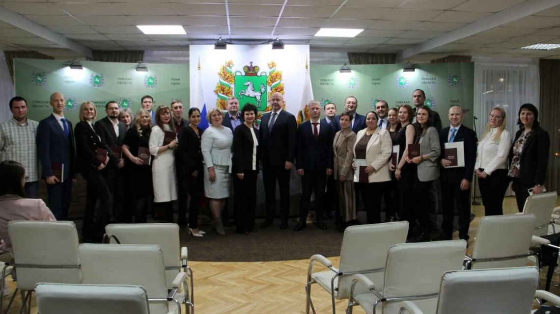 2025 Presidential Program Graduates Receive Their Diplomas