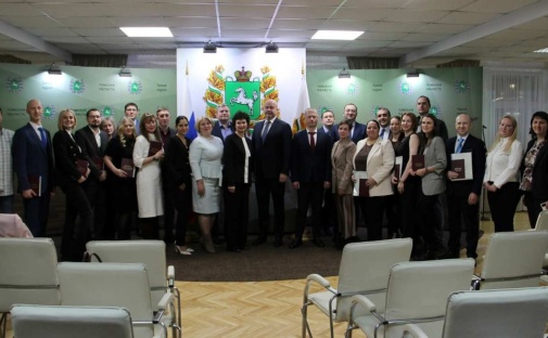 2025 Presidential Program Graduates Receive Their Diplomas